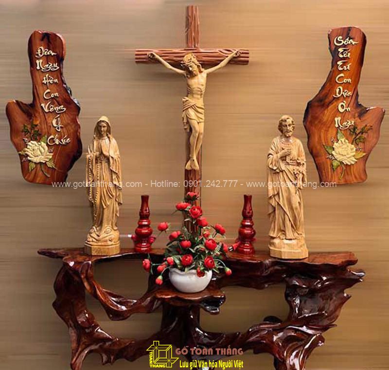 Quan trọng nhất của bàn thờ Thiên Chúa chính là bức tượng Chúa Giêsu với hình ảnh ý nghĩa lúc Chúa Chịu Nạn hoặc là bức tượng Chúa Phục Sinh