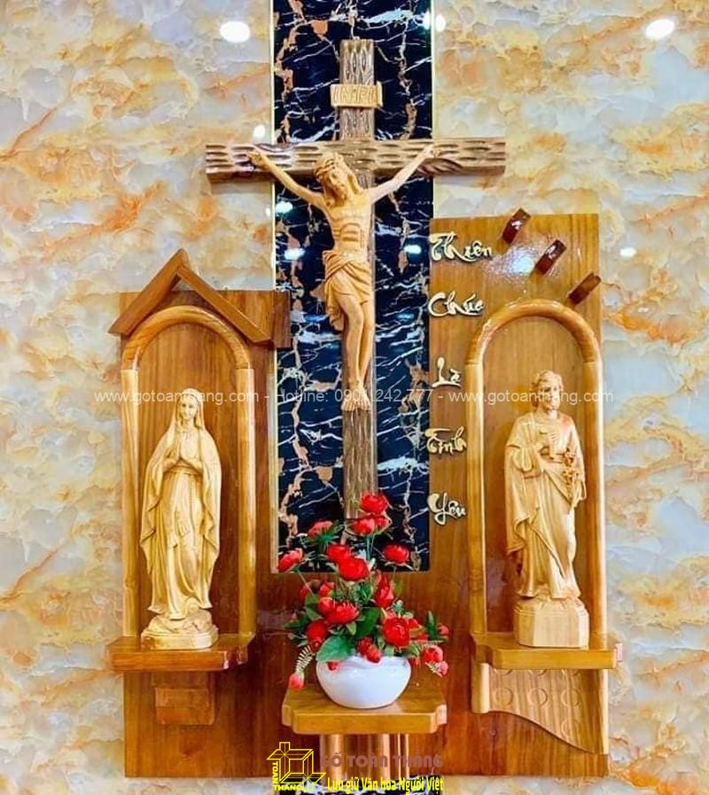 Bên cạnh các bức tượng được đặt trên bàn thờ thì những đồ vật thờ cúng khác được đặt trên bàn thờ đều có ý nghĩa thiêng liêng riêng