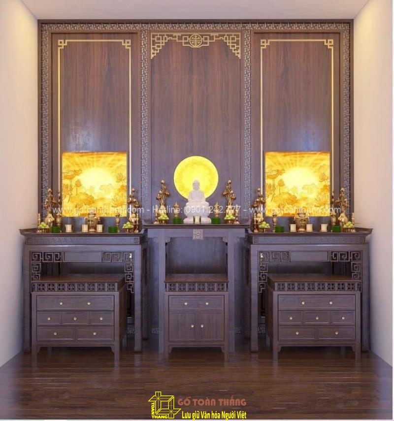 Mẫu án gian thờ được làm bằng chất liệu gỗ Chiu Liu kết hợp cùng ốp lưng tường bằng vật liệu gỗ và tranh trúc chỉ làm tăng tính thẩm mỹ, giúp không gian thờ cúng tổ tiên thêm trang nghiêm và cổ kính