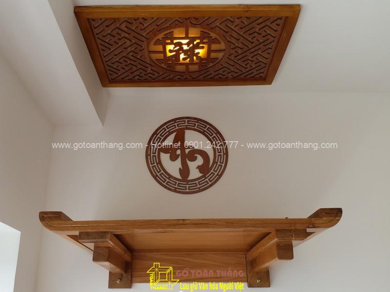 Trang thờ treo tường bằng gỗ Gõ Đỏ được gắn cố định vững chắc trên cao giúp tiết kiệm diện tích trong không gian tổng thể của ngôi nhà