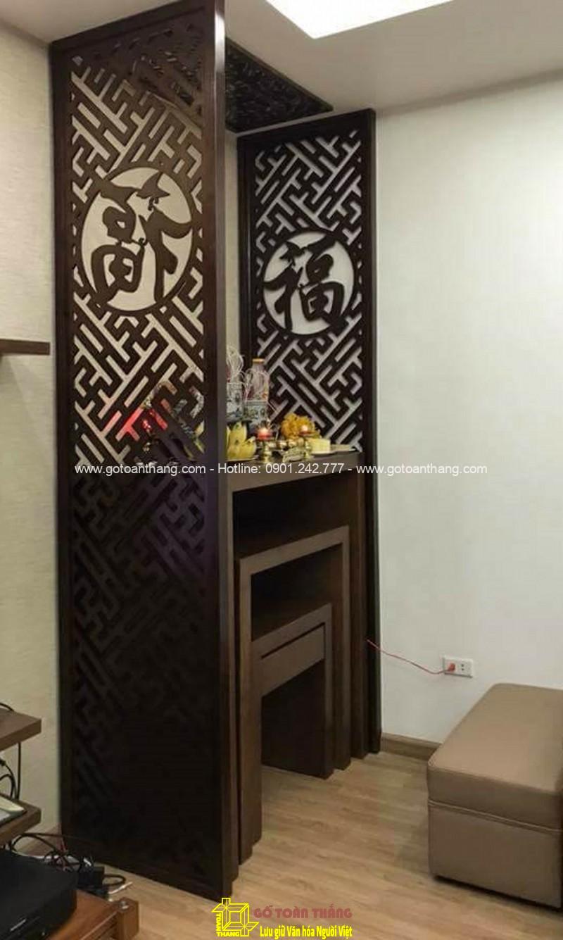 Bộ bàn thờ đứng gỗ Chiu Liu với các vật phẩm đi kèm như tấm chống ám khói lắp đặt trên trần nhà, vách ngăn phòng thờ đem đến sự riêng tư cho không gian thờ cúng của đình