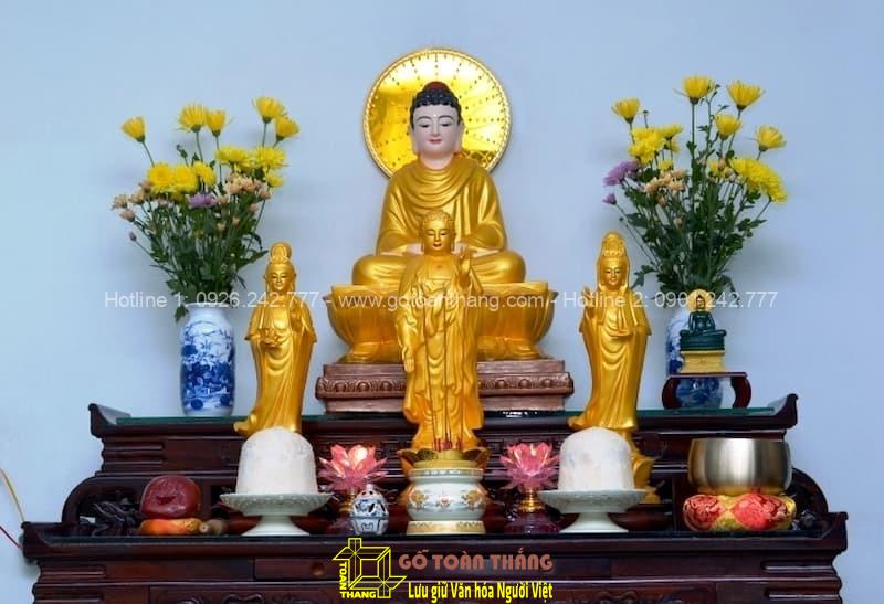 Kệ để tượng Phật làm từ gỗ giúp làm nổi bật vẻ đẹp uy nghi của bức tượng
