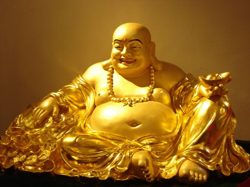 Tượng Phật Di Lặc đặt đối diện cửa chính để thu hút tài lộc cho gia chủ