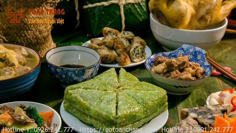 Món ăn Tết Nguyên Đán thường bao gồm: bánh chưng, bánh dày, gà luộc,...